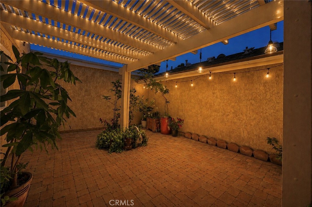 https://media.crmls.org/medias/68d928f0-e715-4740-ad03-a809429665d5.jpg?preset=X-Large
