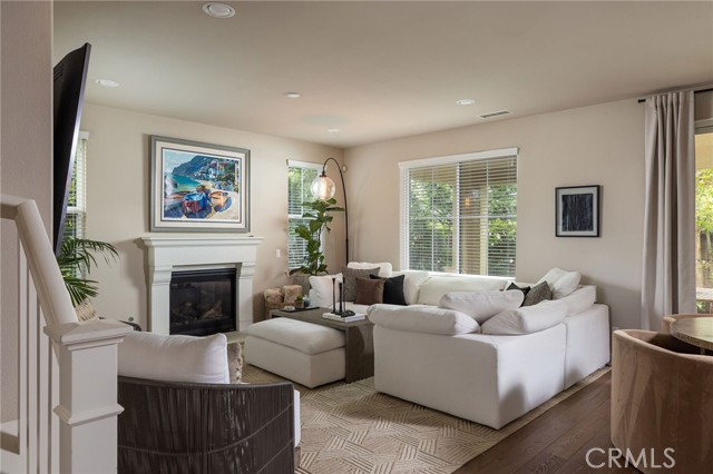 Detail Gallery Image 6 of 32 For 135 Walnut St, Costa Mesa,  CA 92627 - 4 Beds | 3 Baths