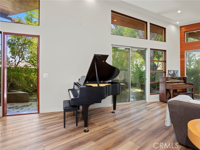 5762 Andasol Avenue, Encino CA: https://media.crmls.org/medias/68db8aef-d422-4abd-a684-24aeaa2c4784.jpg
