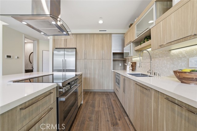 Detail Gallery Image 12 of 67 For 1745 Spreckels Ln, Redondo Beach,  CA 90278 - 3 Beds | 4/1 Baths