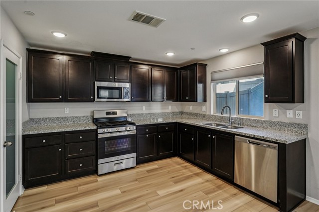 Detail Gallery Image 3 of 38 For 32976 Middlegate, Lake Elsinore,  CA 92530 - 3 Beds | 2/1 Baths