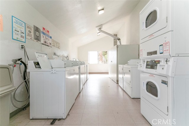 Detail Gallery Image 33 of 36 For 17151 Roscoe Bld #21,  Northridge,  CA 91325 - 2 Beds | 1/1 Baths