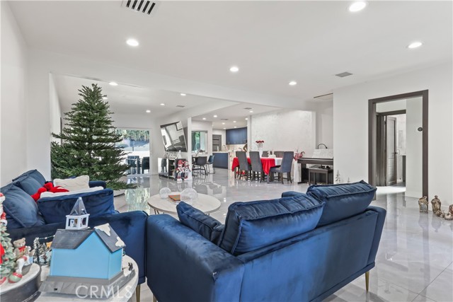 Detail Gallery Image 10 of 40 For 2240 N Parish, Burbank,  CA 91504 - 4 Beds | 2 Baths