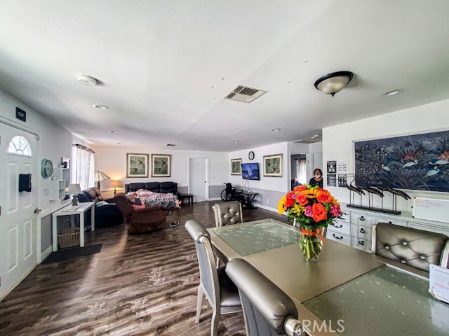 0, Lake Balboa CA: https://media.crmls.org/medias/68deca83-4720-4e13-b6da-b8152e9c359c.jpg