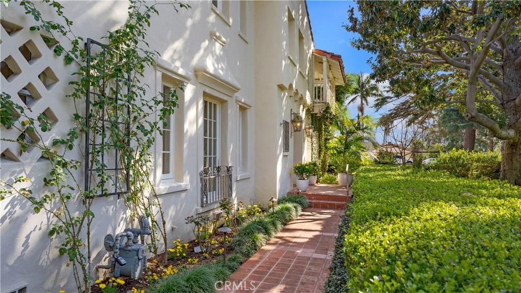 2003 N Victoria Drive