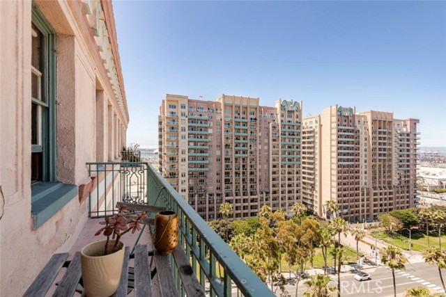 455 E Ocean Boulevard, Long Beach CA: https://media.crmls.org/medias/68e37369-bec8-415f-ad02-598161aebe80.jpg