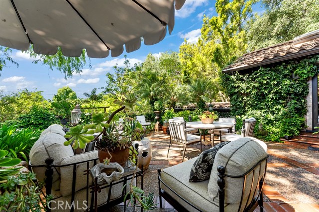 302 W Carter Avenue, Sierra Madre CA: https://media.crmls.org/medias/68e4861e-5c95-4a83-9bba-64021674a042.jpg