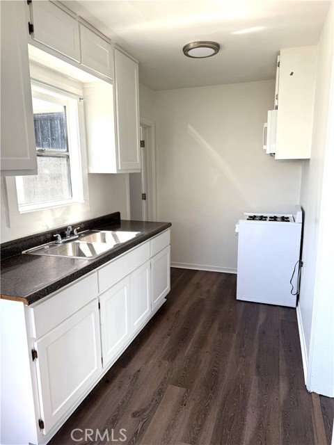 3421 11th Avenue, Los Angeles CA: https://media.crmls.org/medias/68e8eb76-5af2-4498-a187-1b2b309a075a.jpg