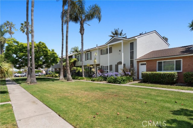 8195 Pawtucket Drive, Huntington Beach CA: https://media.crmls.org/medias/68e9e6d9-a82f-41db-a11d-7890c26c1f8e.jpg