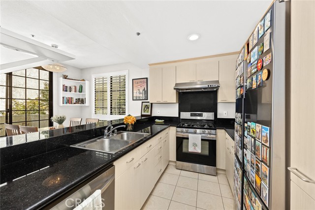 245 S Holliston Avenue, Pasadena CA: https://media.crmls.org/medias/68ea859f-392a-4be4-8830-2456e8a2be02.jpg