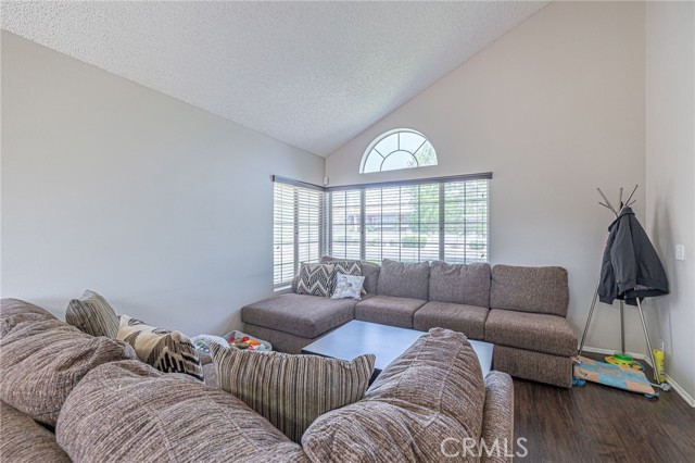 Detail Gallery Image 11 of 39 For 3336 E Avenue Q10, Palmdale,  CA 93550 - 4 Beds | 3 Baths