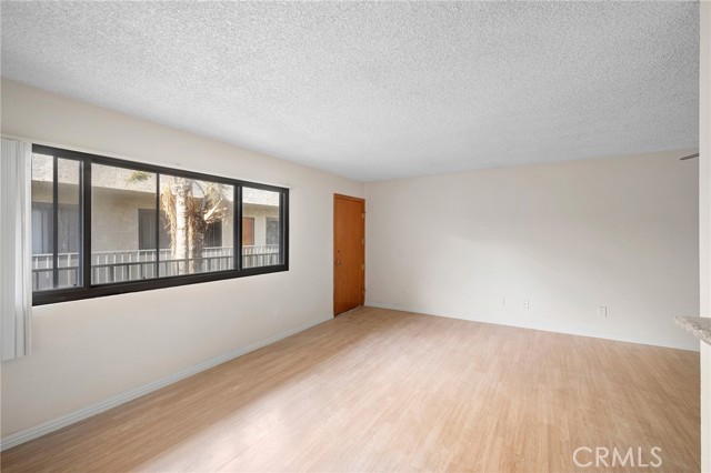 Detail Gallery Image 5 of 19 For 16226 Vanowen St #203,  Van Nuys,  CA 91406 - 1 Beds | 1 Baths