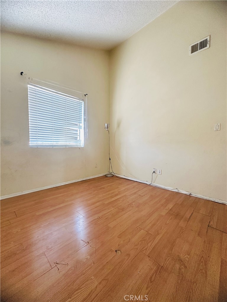 https://media.crmls.org/medias/68edc124-ca65-401f-b281-13583d26b34e.jpg?preset=X-Large