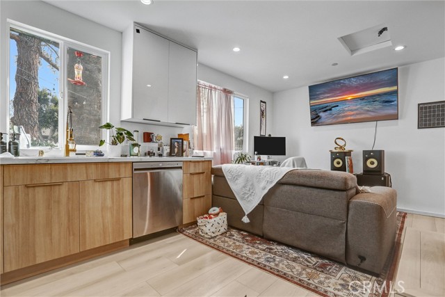 7443 Oakdale Avenue, Winnetka CA: https://media.crmls.org/medias/68ee7cc7-d006-4661-957d-092d8cc0982d.jpg