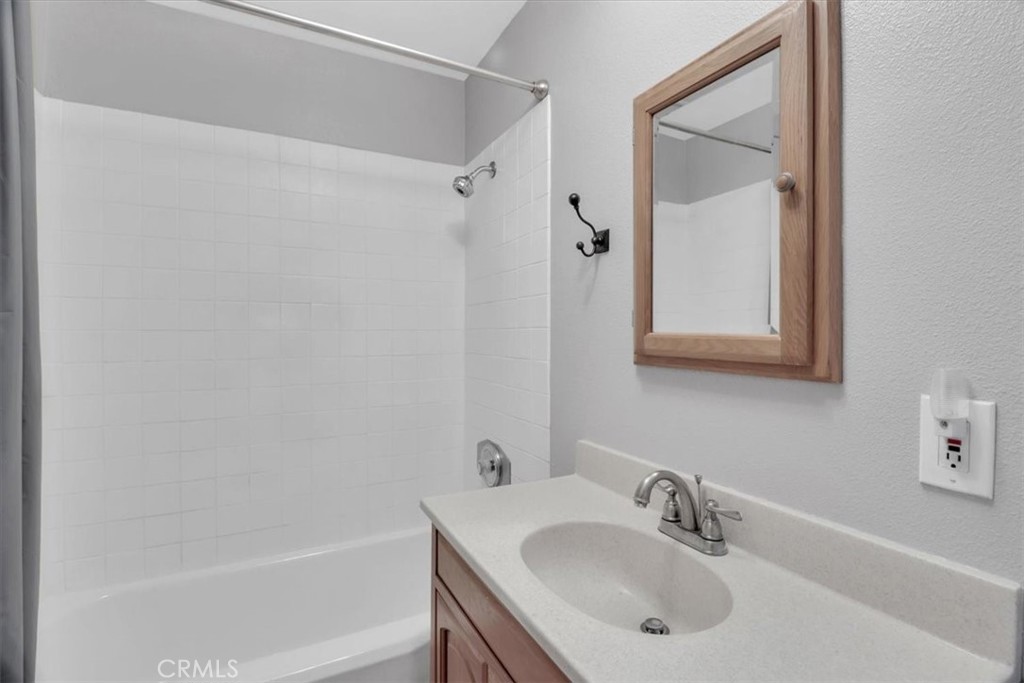 https://media.crmls.org/medias/68f169a6-6284-4644-baca-2285d27e5402.jpg?preset=X-Large