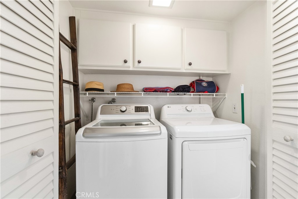 https://media.crmls.org/medias/68f24047-239f-4a92-a09f-9335948c3e4f.jpg?preset=X-Large