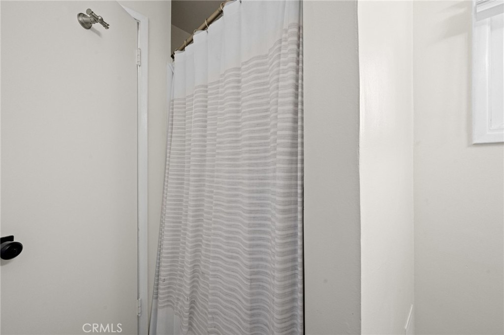 https://media.crmls.org/medias/68f2d4aa-a698-4668-b59d-675db992462e.jpg?preset=X-Large