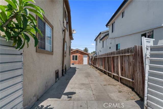 229 W 82nd Street, Los Angeles CA: https://media.crmls.org/medias/68f3b7e8-c6ca-4a51-ab82-28486991cc50.jpg