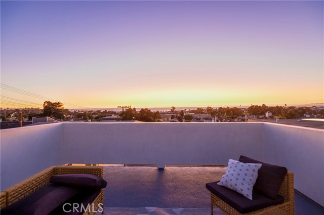 Detail Gallery Image 2 of 30 For 707 2nd St, Hermosa Beach,  CA 90254 - 4 Beds | 4/1 Baths