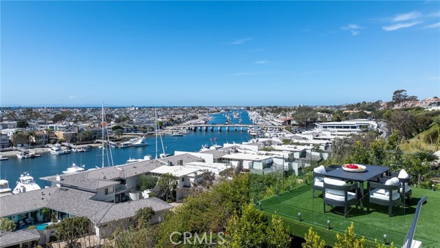 Detail Gallery Image 8 of 70 For 1409 Dolphin Terrace, Corona Del Mar,  CA 92625 - 5 Beds | 5/2 Baths