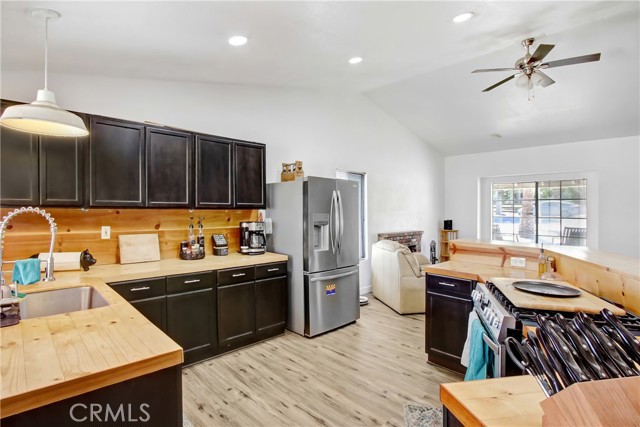 21703 Corso Alto Avenue, Nuevo CA: https://media.crmls.org/medias/68f7d477-90ed-4caf-81df-0cff04cb7394.jpg