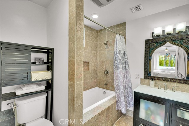 2025 Navy Street, Santa Monica CA: https://media.crmls.org/medias/68f82e3e-a6ad-4242-a75c-c5c006f9454d.jpg