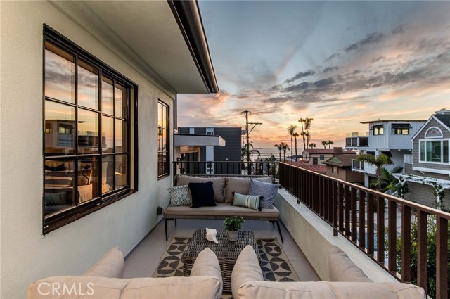 Gorgeous ocean views from the upstairs front balcony.