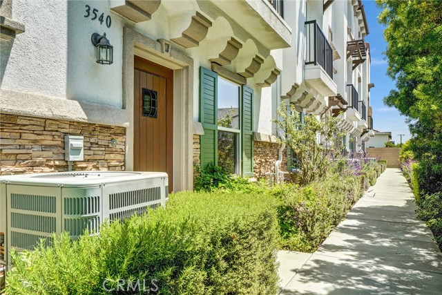 Detail Gallery Image 2 of 33 For 3540 W Savanna St, Anaheim,  CA 92804 - 2 Beds | 2/1 Baths