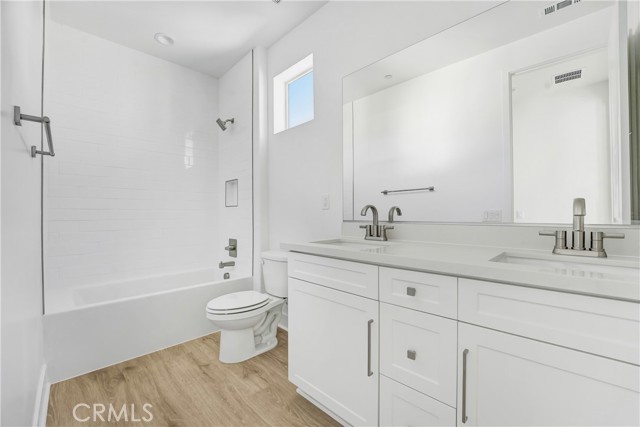 27409 Creekwood Lane, Valencia CA: https://media.crmls.org/medias/68fa8c5a-f638-4235-b35f-2ac7ed0fcd87.jpg