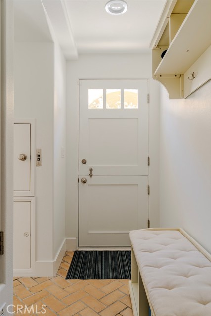 300 19TH Street, Manhattan Beach CA: https://media.crmls.org/medias/68fdb58d-acec-4e2e-a2c0-82b099d48998.jpg