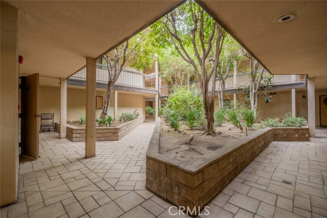 Detail Gallery Image 3 of 28 For 1745 Holly Dr #201,  Glendale,  CA 91206 - 3 Beds | 2 Baths