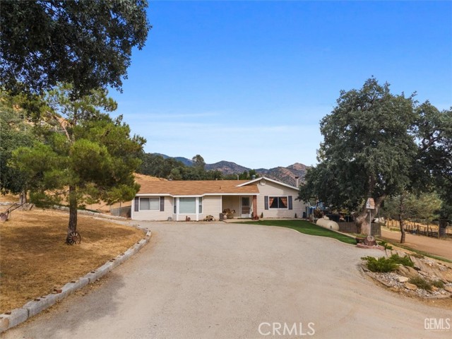 21564 Pine Tree Road, Caliente CA: https://media.crmls.org/medias/68fea916-6c33-4c4c-a09e-2b629d718292.jpg