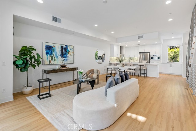 Detail Gallery Image 5 of 34 For 3306 Aria Ln, Los Angeles,  CA 90034 - 3 Beds | 3/1 Baths