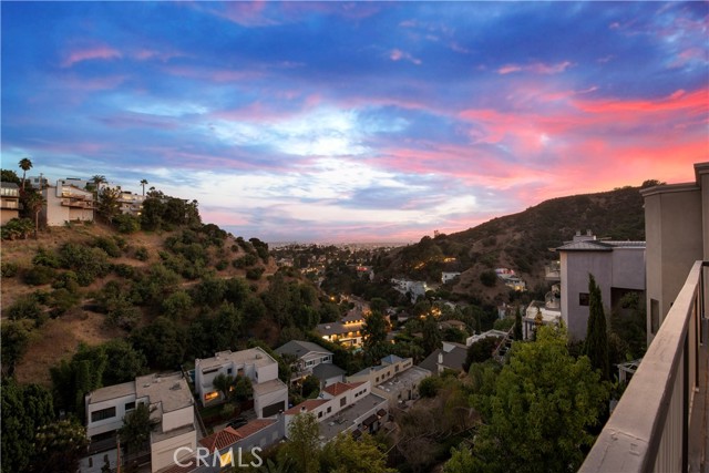 Detail Gallery Image 1 of 42 For 6432 Weidlake Dr, Los Angeles,  CA 90068 - 4 Beds | 3/1 Baths
