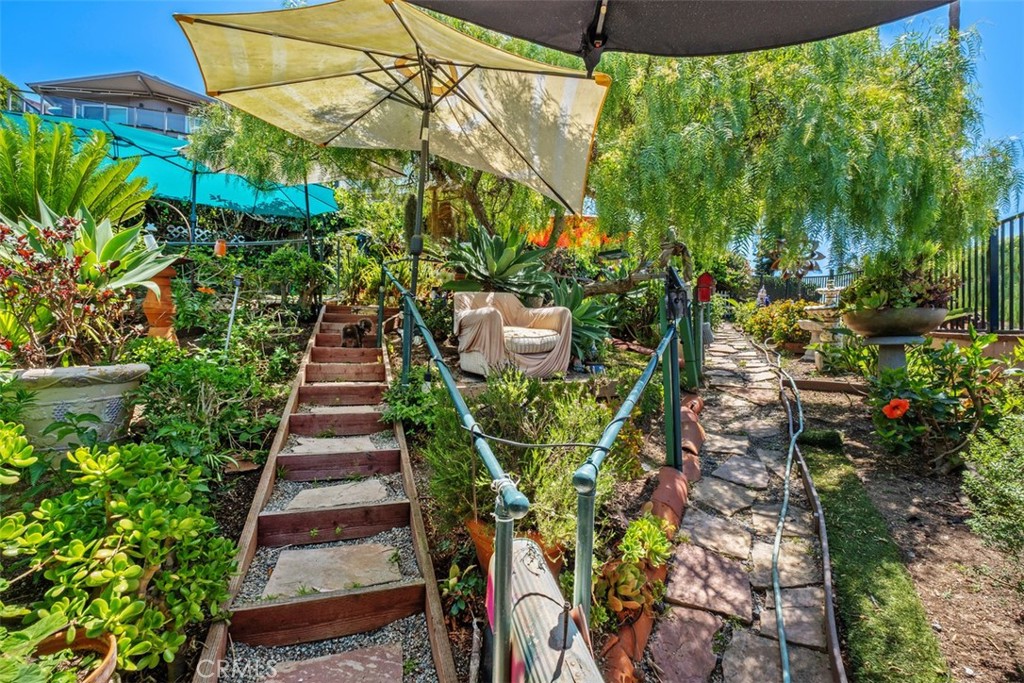 https://media.crmls.org/medias/69187d5f-df96-4e3a-a8b6-ec4628acfe97.jpg?preset=X-Large