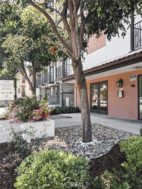 Detail Gallery Image 7 of 28 For 11162 Camarillo St #206,  –,  CA 91602 - 2 Beds | 2 Baths