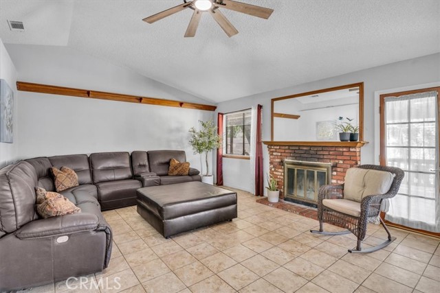 Detail Gallery Image 4 of 15 For 12856 Morning Star Rd, Apple Valley,  CA 92308 - 3 Beds | 2 Baths