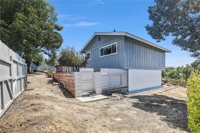 1800 Sunset Drive, Vista CA: https://media.crmls.org/medias/69204216-70e0-4ea2-ac9f-f089d687186b.jpg