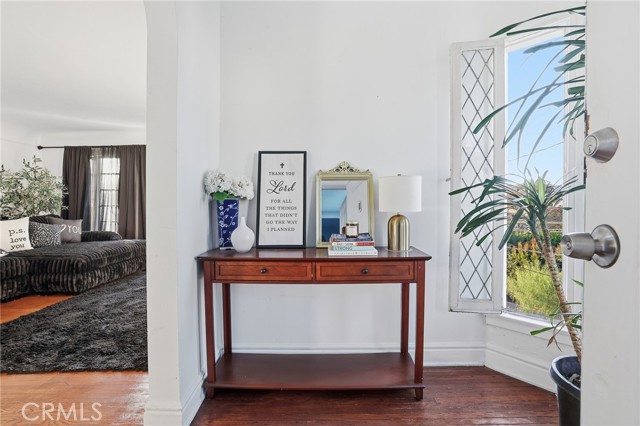 Detail Gallery Image 3 of 26 For 4916 W 12th St, Los Angeles,  CA 90019 - 6 Beds | 4 Baths