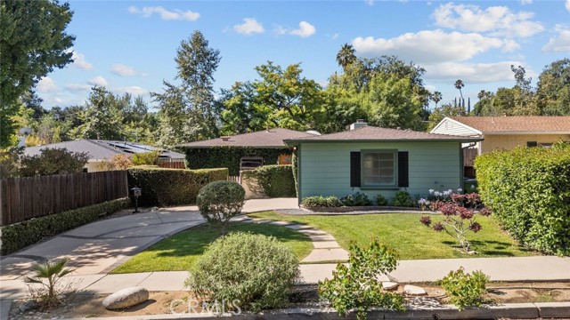 22232 Buena Ventura St, Woodland Hills CA: https://media.crmls.org/medias/69249fdd-4c9a-468c-8152-943be64845a8.jpg