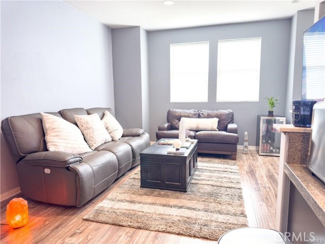 Detail Gallery Image 4 of 16 For 14124 W Pine Ln, Van Nuys,  CA 91405 - 3 Beds | 3 Baths