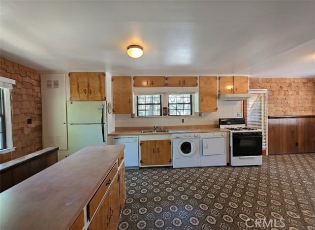 Detail Gallery Image 9 of 43 For 33007 Spruce Dr, Green Valley Lake,  CA 92341 - 3 Beds | 2 Baths