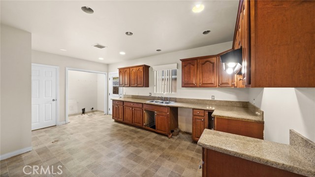 Detail Gallery Image 5 of 14 For 1131 E Young St, Wilmington,  CA 90744 - 2 Beds | 1 Baths