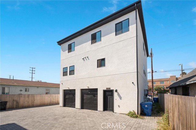532 W Vernon Avenue, Los Angeles CA: https://media.crmls.org/medias/692ce084-0caf-4a18-bd84-dceed830dd9d.jpg