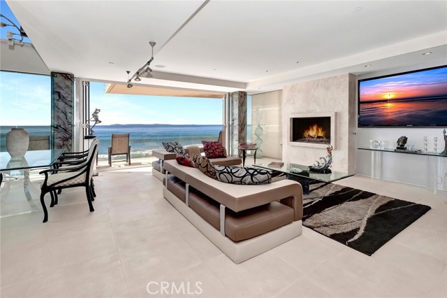 Detail Gallery Image 3 of 27 For 1261 Ocean Front, Laguna Beach,  CA 92651 - 2 Beds | 3/2 Baths