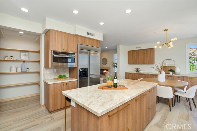 3318 Durham Court, Burbank CA: https://media.crmls.org/medias/692ff618-4976-46bc-9c45-6b7b26cac76c.jpg