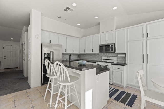 Detail Gallery Image 8 of 44 For 565 Rosalinda Dr, Oxnard,  CA 93030 - 3 Beds | 2 Baths