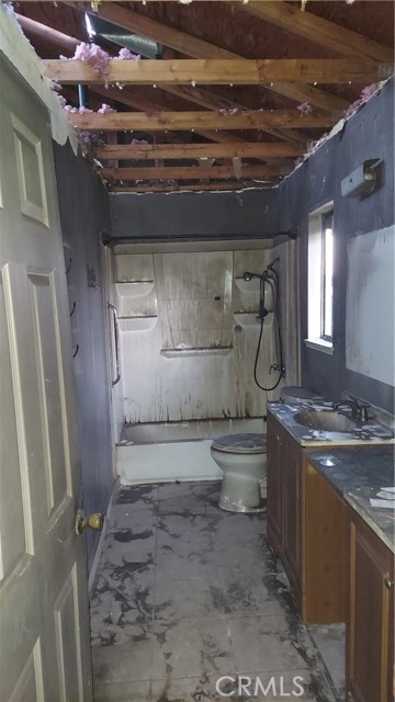 Detail Gallery Image 5 of 16 For 8920 Summerwood, Fontana,  CA 92335 - 3 Beds | 2/1 Baths