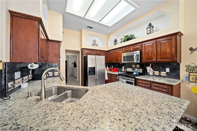 Detail Gallery Image 11 of 29 For 13808 via La Madera, Bakersfield,  CA 93314 - 4 Beds | 2 Baths