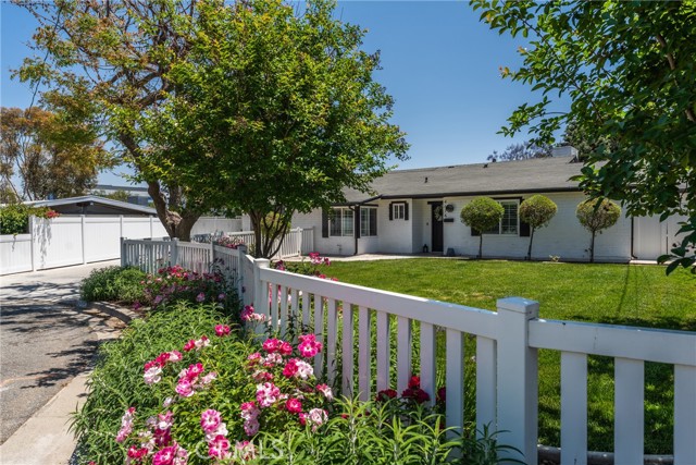 Detail Gallery Image 2 of 47 For 4674 Norton Pl, Riverside,  CA 92506 - 4 Beds | 3 Baths